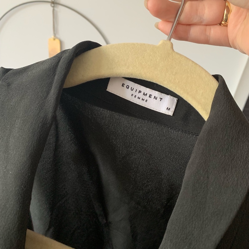 Open shoulder 100% silk Equipment black shirt